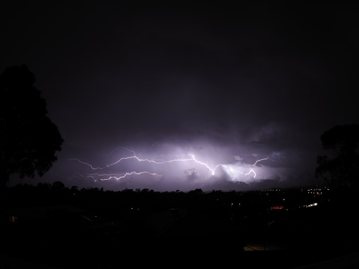 Delhi में आज Thunderstorm — 3 हफ्ते की भयंकर गर्मी से राहत शुरू; IMD का Orange Alert, Gurugram में Red Alert; 29 मई से तापमान गिरेगा