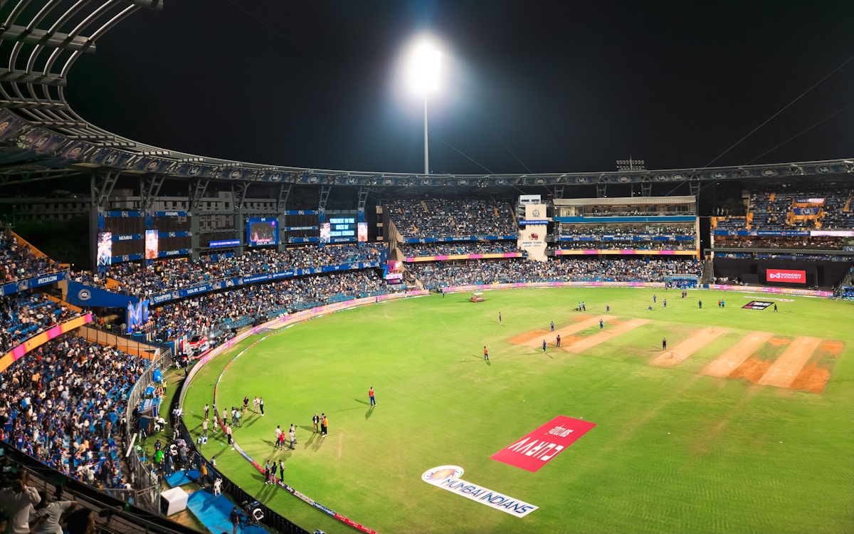 IPL 2026 Playoff Race — आज के 2 आखिरी League Matches तय करेंगे 4th Spot, RR vs MI और KKR vs DC