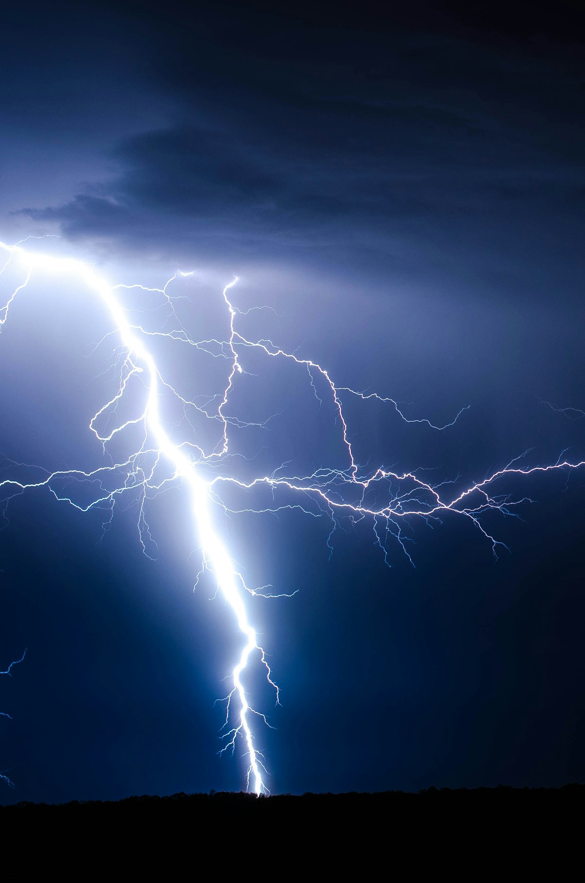 Delhi में 3 साल का सबसे ठंडा June की शुरुआत — Pre-Monsoon बारिश से 17 राज्यों में राहत; IMD Alert: UP-Rajasthan-MP में 80 kmph हवाएं, आज रात भी बारिश संभव