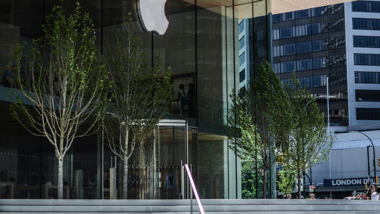 Apple iPhone Duo आज से भारत में बिक्री शुरू — पहले फोल्डेबल iPhone को लेने के लिए स्टोर्स पर लगी लाइनें