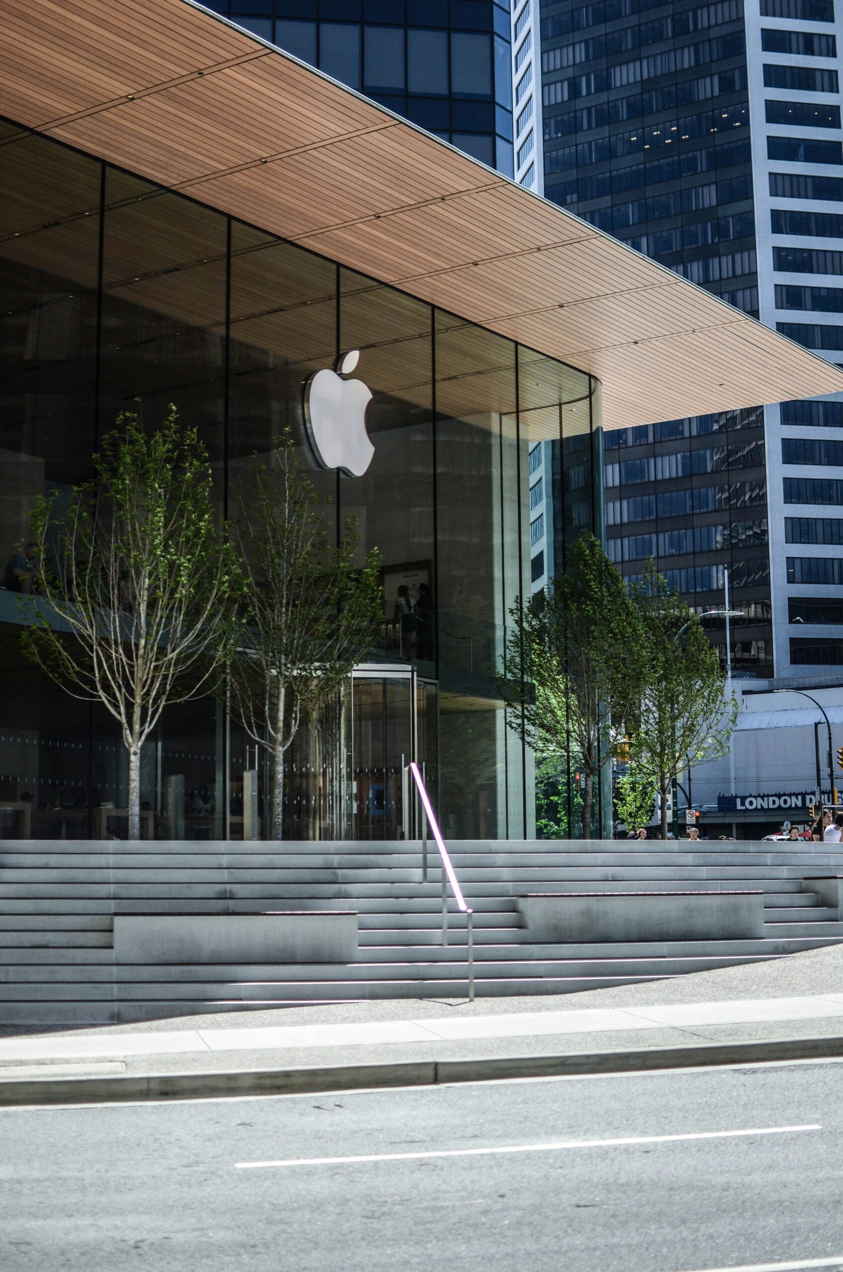 Apple iPhone Duo आज से भारत में बिक्री शुरू — पहले फोल्डेबल iPhone को लेने के लिए स्टोर्स पर लगी लाइनें Apple iPhone Duo आज से भारत में बिक्री शुरू — पहले फोल्डेबल iPhone को लेने के लिए स्टोर्स पर लगी लाइनें