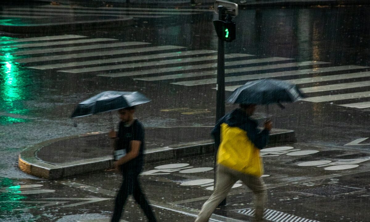 चक्रवात अर्णब का असर अब उत्तर भारत में, दिल्ली-NCR, UP और बिहार में बारिश-तेज हवाओं का अलर्ट