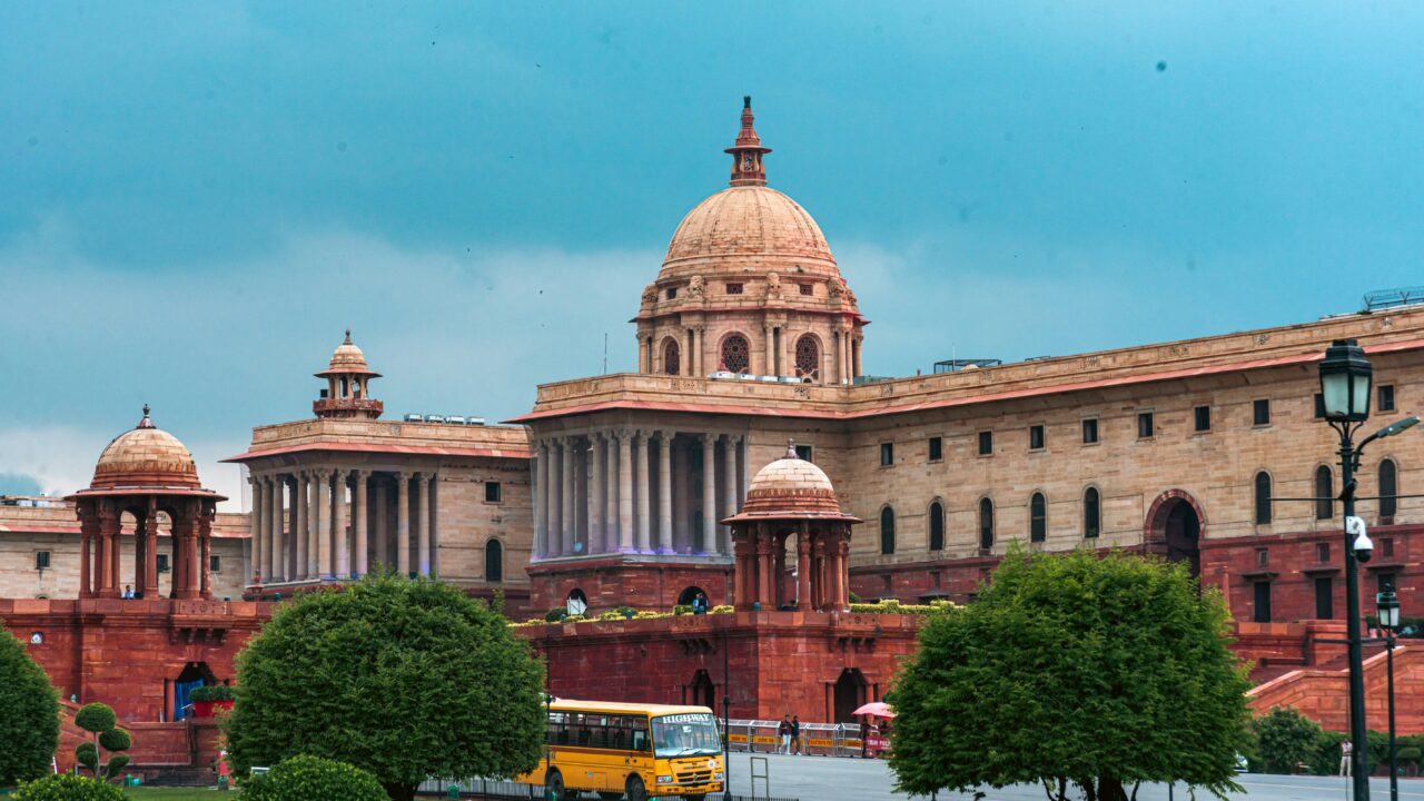 EC दफ्तर की ओर INDIA गठबंधन का मार्च, 260 हिरासत में, 10 सांसद भी पकड़े गए; राहुल-प्रियंका कुछ घंटे बाद रिहा