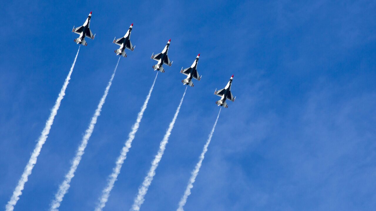 मैसूर दशहरा में आसमान में छाया IAF का जलवा — सूर्य किरण एरोबेटिक टीम ने दिखाए रोमांचक करतब, 3 दिन चला शो