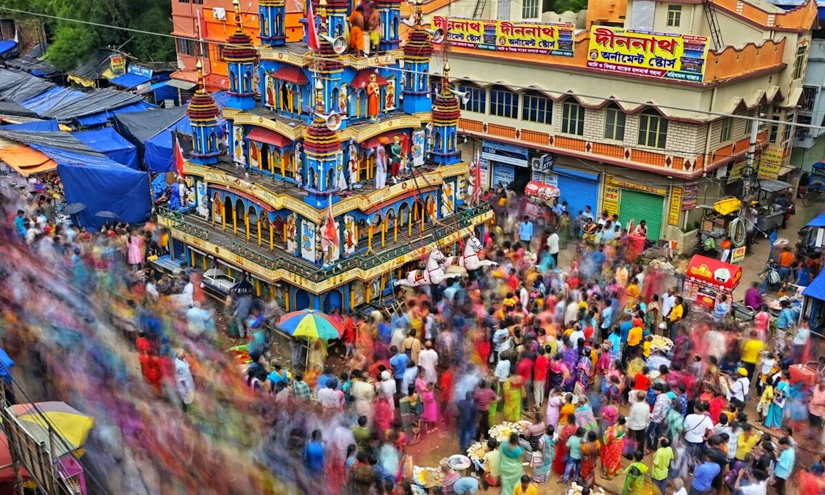कोलकाता में दुर्गा पूजा पंडाल में भगदड़, 19 की मौत — ज्यादातर महिलाएं-बच्चे शामिल, 12 आयोजक हिरासत में